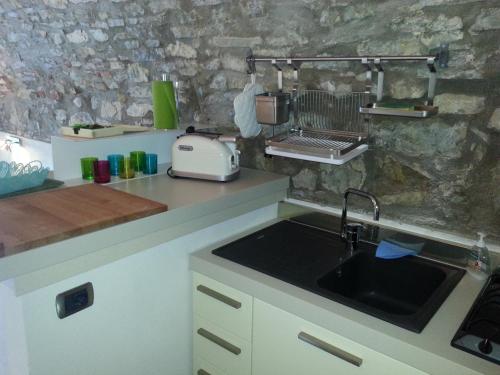 利莫内-苏尔加达Casa Limonaia San Rocco的厨房配有水槽和台面上的烤面包机