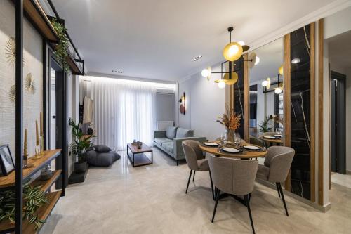 塞萨洛尼基ARES penthouse的客厅配有桌子和沙发