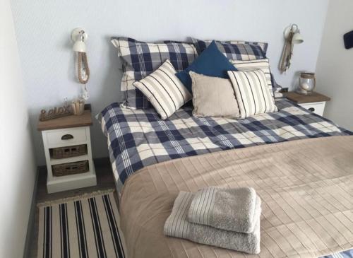 辛安诺泽蒂Apartament 5 mórz的一间卧室配有一张带蓝色和白色枕头的床
