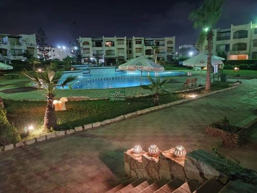 Dawwār Abū MaḩrūsSpacious 3 bedroom apartment with a sea view.的夜间在度假村的游泳池