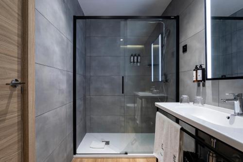 马德里珀蒂宫赛珀格兰维尔酒店的带淋浴和盥洗盆的浴室