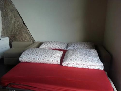 利莫内-苏尔加达Casa Limonaia San Rocco的一张床上有两个枕头的房间