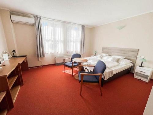 埃格尔独角酒店的卧室配有一张床和一张桌子及椅子