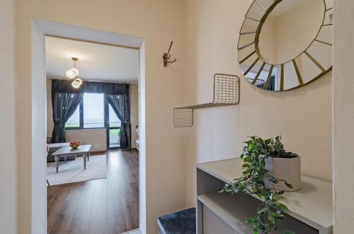 布尔加斯Апартаменти Ивайло / Ivaylo apartments的一个带镜子的走廊和一间客厅