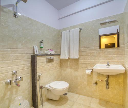 班加罗尔SM Royal Stay Hotel - Near Bangalore international Airport的一间带卫生间和水槽的浴室