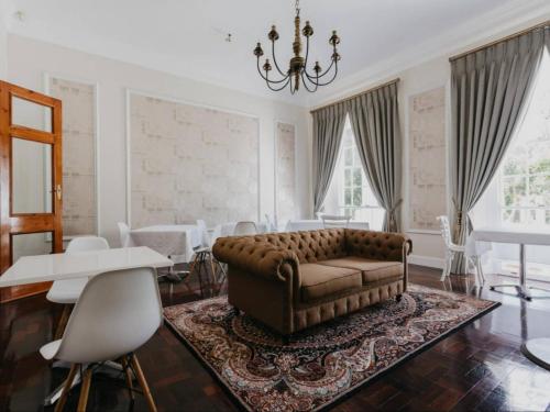 开普敦Akamah Estate的客厅配有沙发和桌椅