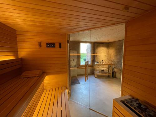 GsteigAlpen Charme - Chalet d'Hôtes et SPA的一间小房间,内设带长凳的桑拿浴室