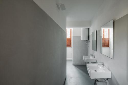 布杰鲁OSTELLO HENRY的白色的浴室设有两个盥洗盆和镜子
