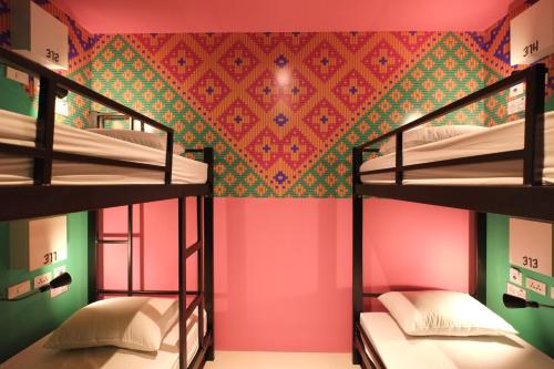 曼谷日常曼谷旅舍的色彩缤纷的墙壁客房中的两张双层床