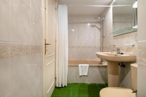 米哈斯科斯塔Pueblo Marina Seaside Apartaments by Alfresco Stays的浴室配有盥洗盆、卫生间和浴缸。