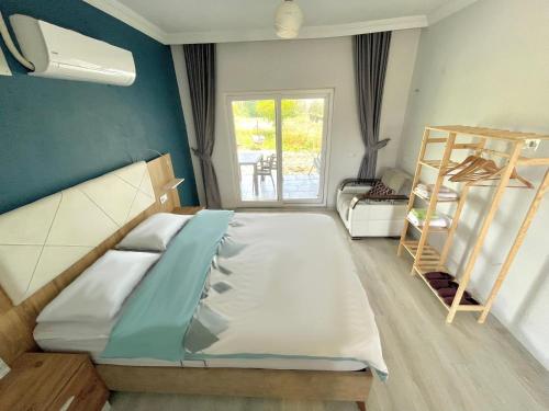 达拉曼Airport Guest House的一间卧室设有一张大床和一个窗户。