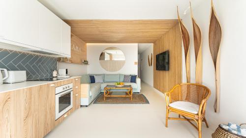 阿坎提拉德洛斯基ZAMA Apartment的厨房以及带沙发和桌子的客厅。