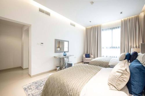 富查伊拉Luxury Villa 8 bedroom with Sea and Mountain View with infinity pool的一间白色卧室,配有两张床和窗户