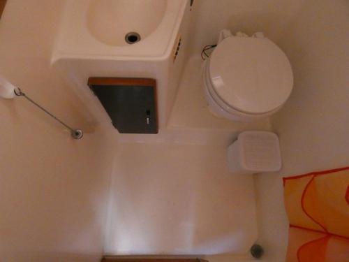 奥米沙利Piccola的一间带卫生间和水槽的小浴室
