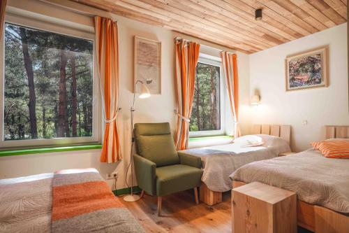 帕兰加Gintarautojai的一间卧室设有两张床、一把椅子和窗户。