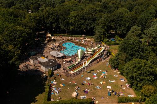 多尔恩RCN森林假日公园的享有水上公园空中美景,设有游泳池