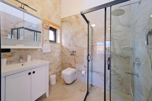 费特希耶Ader villa 3的带淋浴、盥洗盆和卫生间的浴室