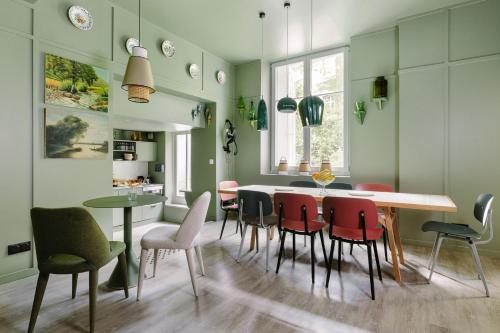 奥尔良La Loge Gogaille - Fernand Rabier - accès autonome的一间带桌椅的用餐室