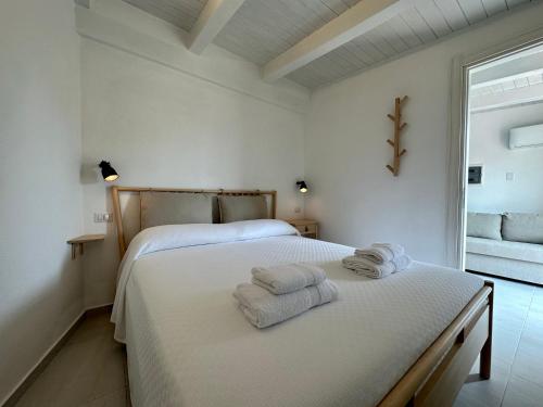 锡拉库扎Maison Céline的白色卧室配有两张带毛巾的床