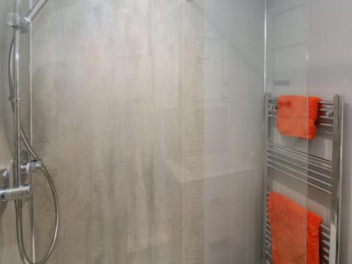 滕比Primrose Cottage的浴室内配有橙色毛巾和淋浴