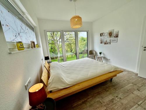 斯图加特Apartment auf zwei Ebenen mit Aussicht ins Grüne的一间卧室设有一张大床和一个窗户。