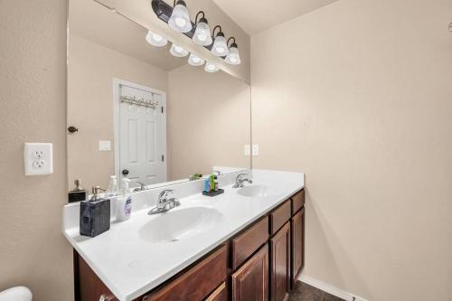 埃尔帕索Comfy Classy Home, Close To Everything的一间带水槽和大镜子的浴室