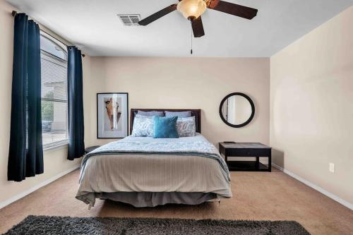 埃尔帕索Comfy Classy Home, Close To Everything的一间卧室配有一张床和吊扇