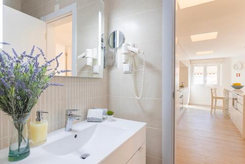 卡斯卡伊斯Gia's Homes Cascais by LovelyStay的一间带水槽和镜子的浴室