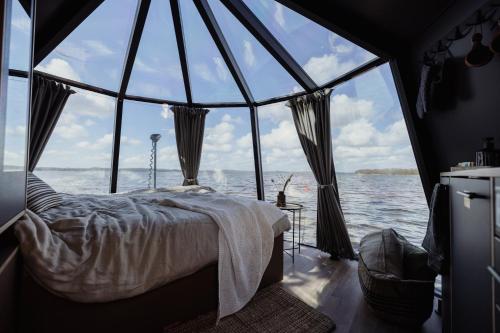 赫尔Yggdrasil Igloo Skåne的船上的卧室,设有大窗户