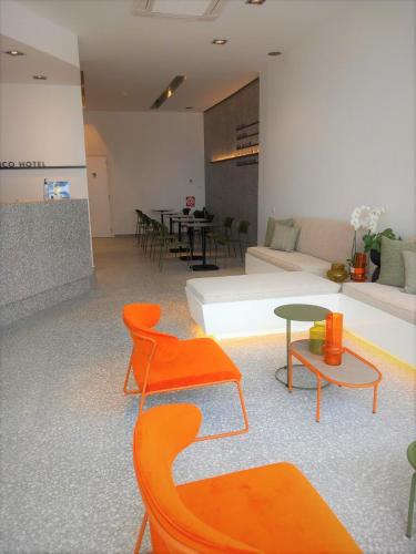 LakkíonBianco Hotel的客厅配有橙色椅子和沙发