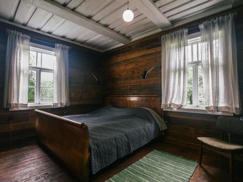 Nightingale的一间卧室设有一张床和两个窗户。
