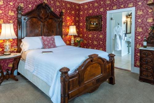 费南迪纳比奇Amelia Island Williams House的一间带大床的卧室和一间浴室
