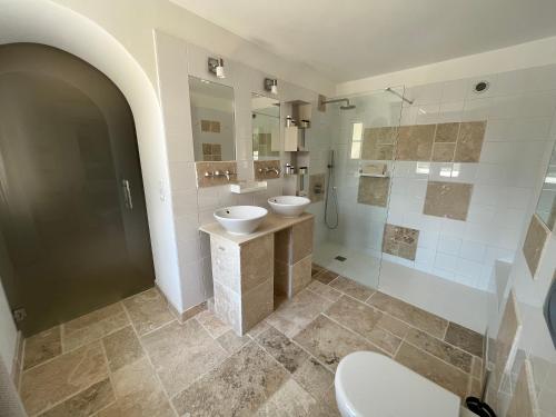 南莱潘Domaine de la Citerne的一间带两个盥洗盆和淋浴的浴室
