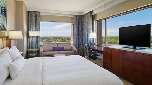 艾塔斯卡西北芝加哥威斯丁酒店的配有一张床和一台平面电视的酒店客房