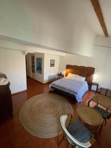 穆斯捷-圣玛丽L'Escalo的卧室配有一张床和一张桌子及椅子