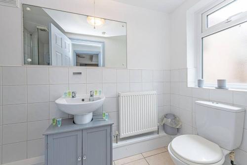 普雷斯顿St Pauls Square Holiday Home - Preston的白色的浴室设有水槽和卫生间。