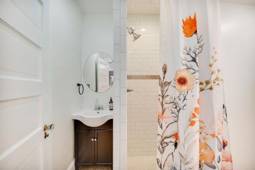伊丽莎白城Elizabeth City Vacation Rental Gazebo with Hot Tub!的浴室设有水槽和鲜花淋浴帘