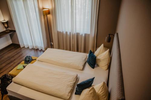 西兰德罗菲尔花园霍夫酒店的小型客房 - 带2张床和窗户