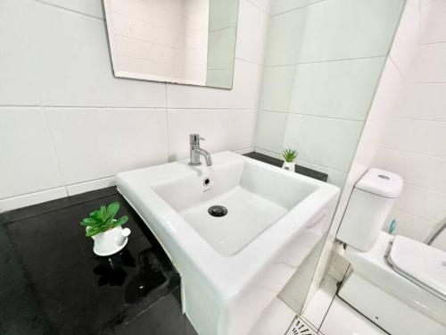 实达阿南P 1-5Pax Cozy Home Setia Alam Trefoil Smrt TV&Wifi的白色的浴室设有水槽和卫生间。