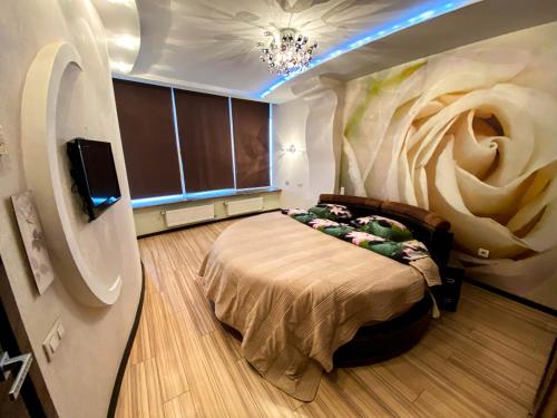 第聂伯罗全景公寓式酒店的卧室配有一张床铺,位于带墙壁的房间