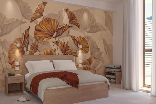 巴蒂帕利亚Eraora Hotel Village的一间卧室配有一张带花卉壁纸的大床
