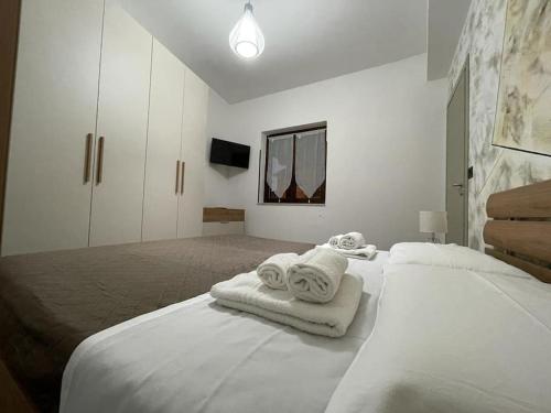 圣欧费米亚拉默齐亚B&BUrszula Gizzeria Lido的白色卧室,配有带毛巾的床