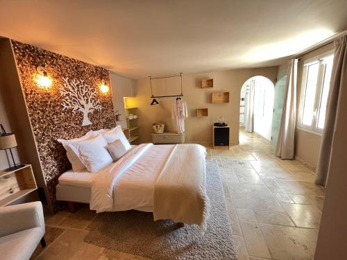 南莱潘Domaine de la Citerne的一间卧室设有一张大床和墙壁