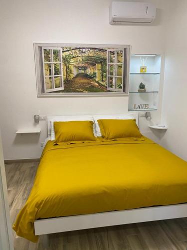 罗马Exclusive Mood Apartment的白色的窗户客房内的一张黄色的床