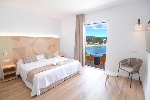 埃斯卡纳Apartamentos Playa Sol的一间卧室配有一张床,享有海景