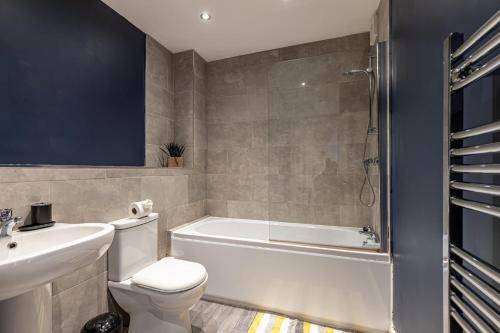 Tranquillity Suites Warrington 1bed Wifi Sleeps 4的浴室配有卫生间、盥洗盆和淋浴。