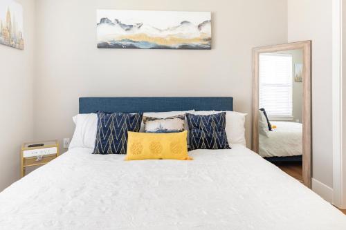 沃思堡Elegant & Luxurious Modern Apartment with Southern Charm的卧室配有白色床和黄色枕头