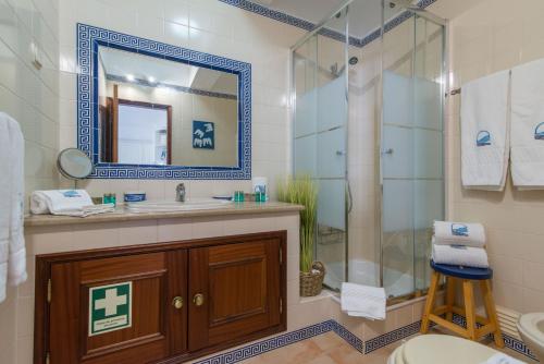 卡巴纳斯·德·塔维拉Casa Oceanus - 2BDR House w Pool & Balcony的一间带水槽和淋浴的浴室