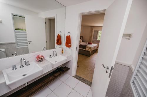 科斯塔萨乌佩Beach House Sauípe的浴室设有2个水槽和镜子