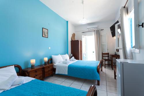 维查德Stella's place, Vlichada的蓝色的客房配有两张床和一张桌子